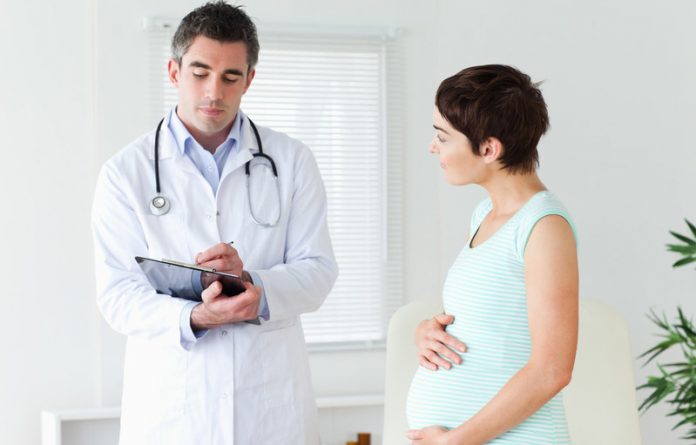 беременная женщина разговаривает с врачом