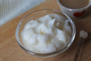 Способ приготовления мази из хозяйственного мыла и молока для лечения гайморита