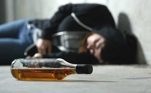 Алкоголик упал в приступе эпилепсии