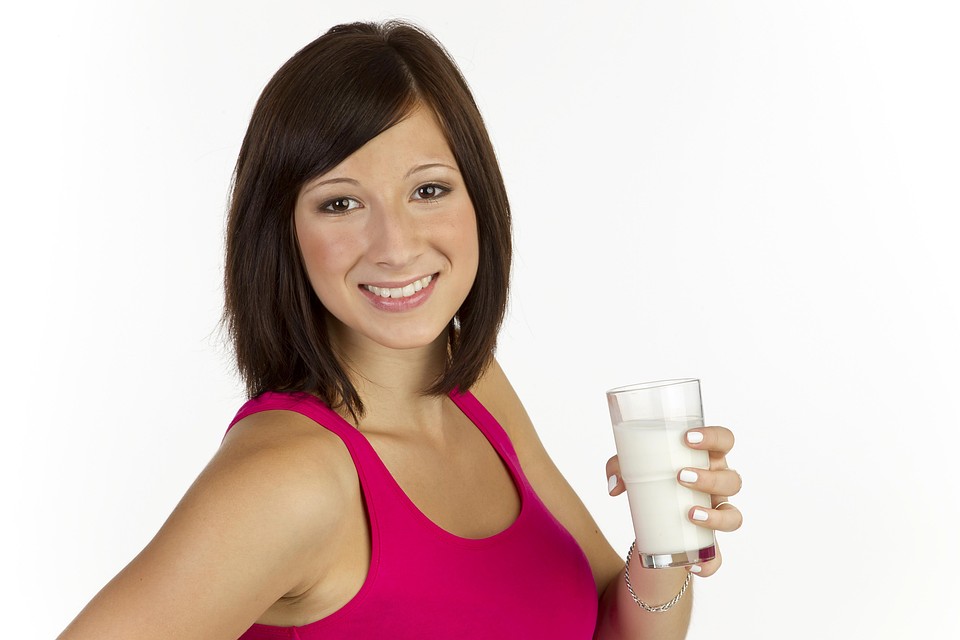 Напитки из сои, кокоса, орехов – это неплохая альтернатива молоку для людей с непереносимостью молочного белка или лактозы. Фото: GLOBAL LOOK PRESS