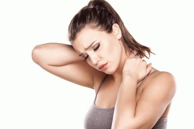 Боли в шее обычно предшествуют покалывание и скованность мышц в этой области