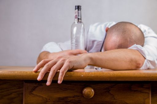 Употребление алкоголя причина дрожжания рук